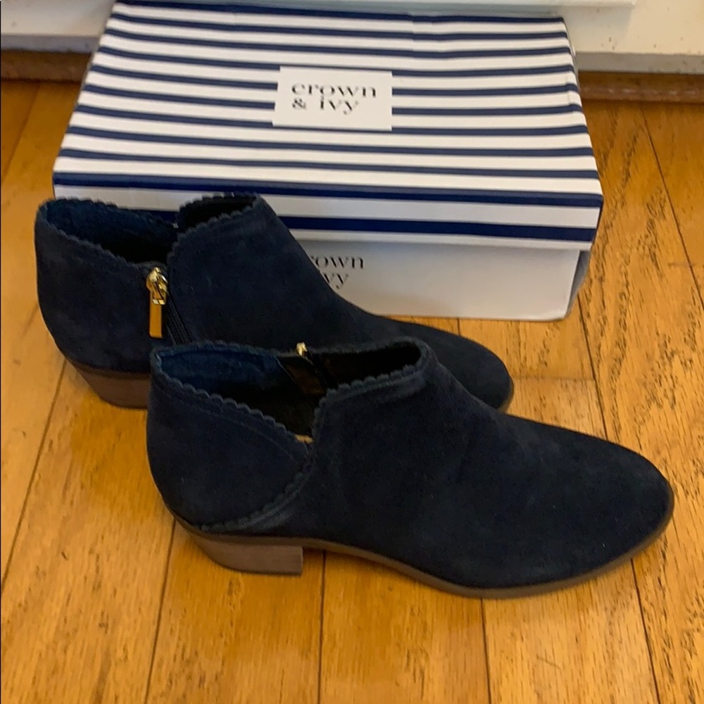 Crown & ivy Navy scalloped suede booties sz 7.5 - Picture 3 of 6